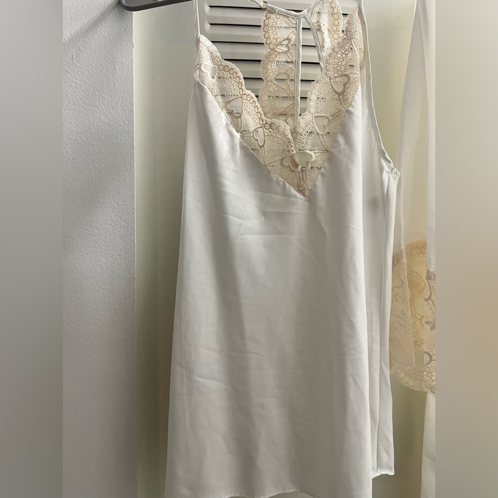 A sel of 3 sexy pyjamas